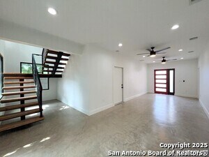 Building Photo - 2615 S Flores St