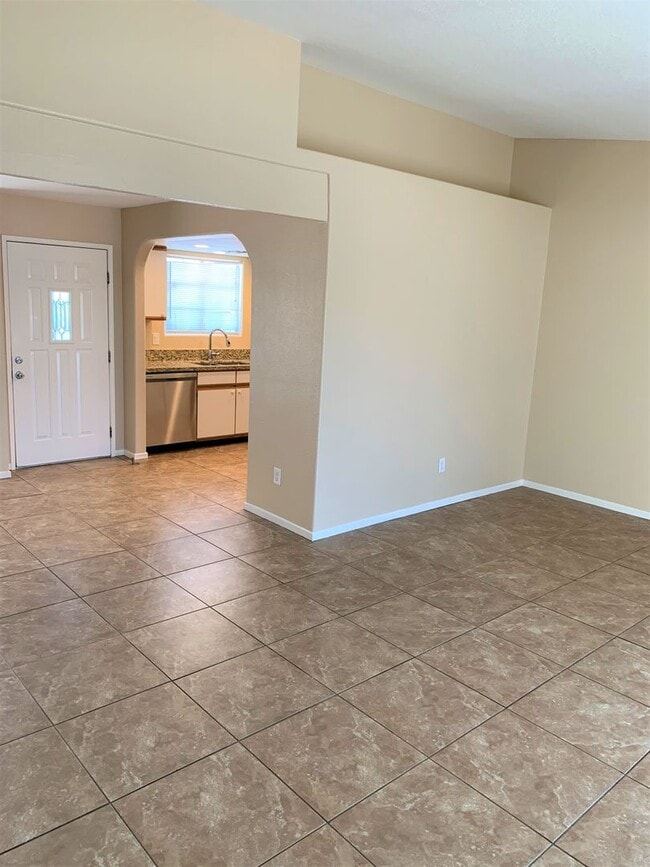 Building Photo - Clean 3 Bedroom 2 Bath