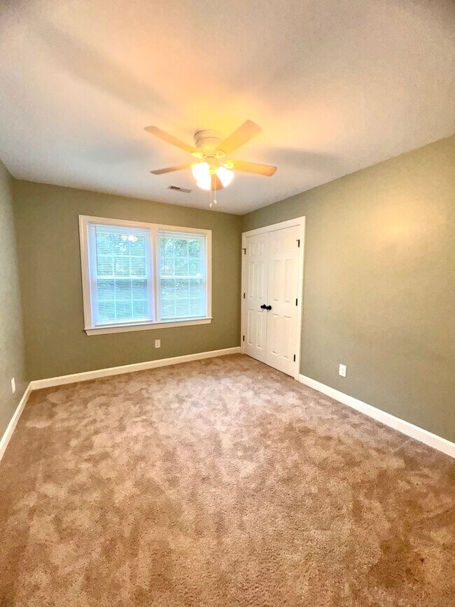 Building Photo - Spacious 4BR 2.5BA Home in Adams Farm with...