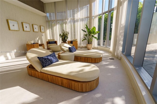 Building Photo - 700 NE 24th St