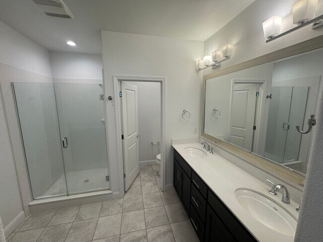 Building Photo - 3 bedroom | 3.5 bathroom | Davis Single Fa...