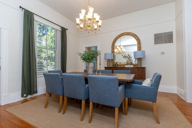 Building Photo - 703 Manzanita Ave