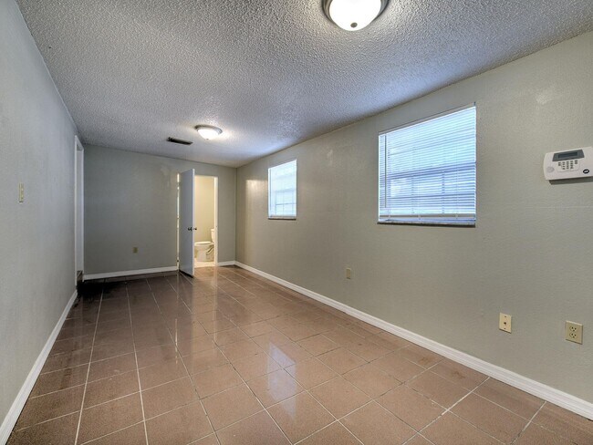 Building Photo - Very nice large 5 bedroom/3 bathroom home ...