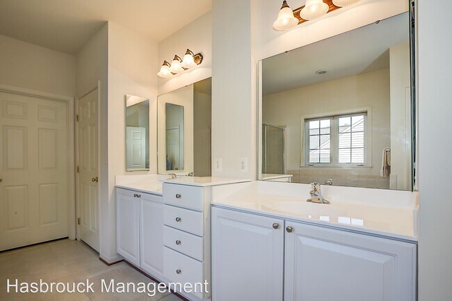 Building Photo - 121 Whispering Woods Pl