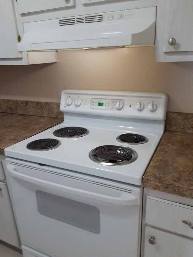 Building Photo - Green Tee - # 607