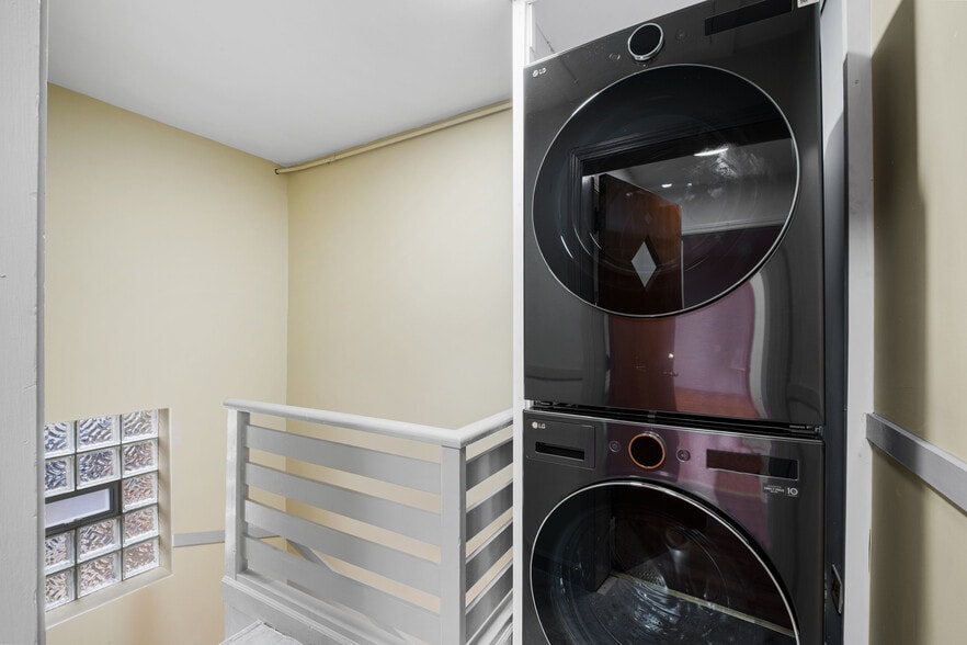 Building Photo - 2531 W Lunt Ave