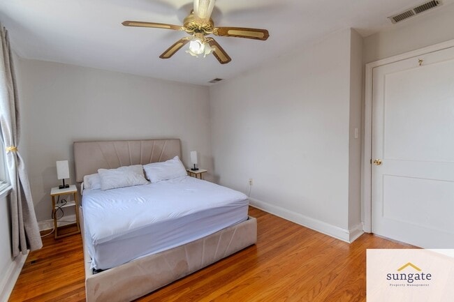 Building Photo - 8666 Oak Rd