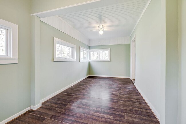 Building Photo - Spacious 3BR Home in Newington – Quiet Living with Room to Enjoy