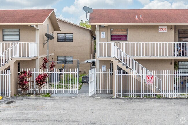 2560-2580 W 60th St - Entrance - Villa de Marbella