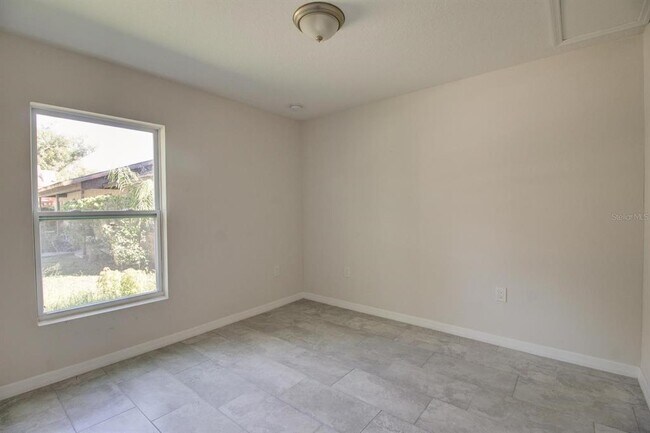 Building Photo - 855 E Vine St