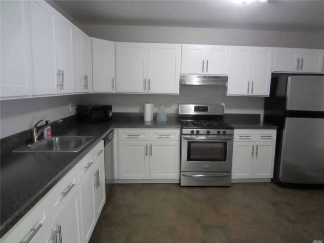 Building Photo - 305 Sara Cir