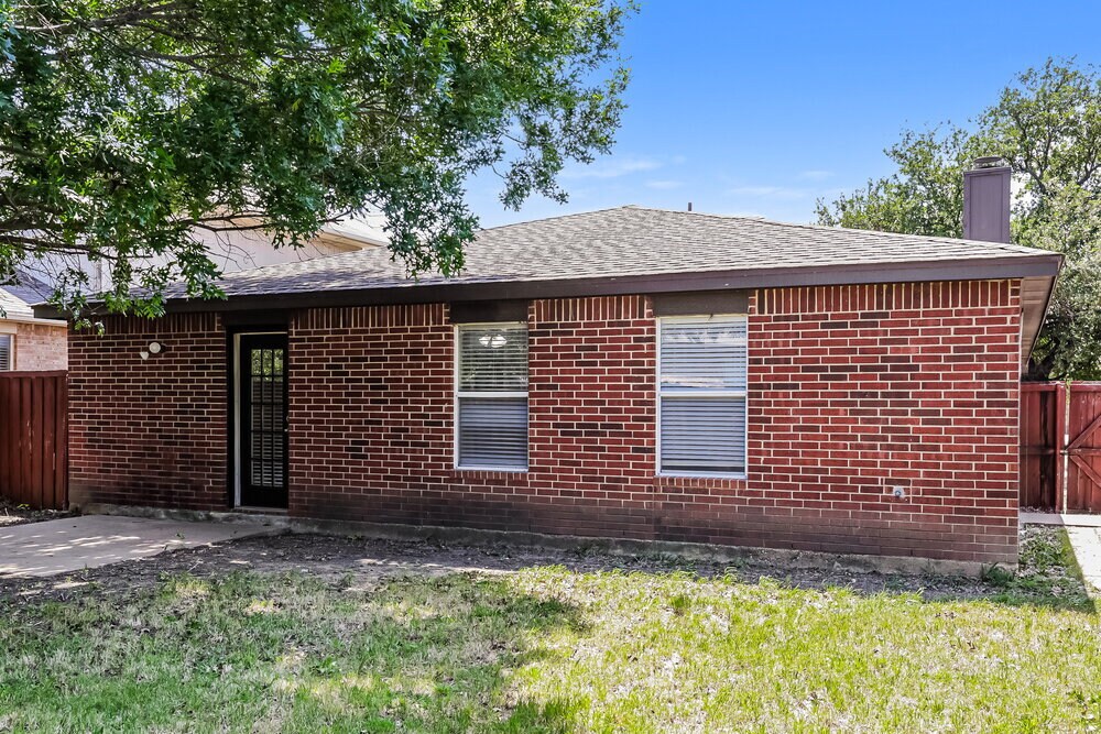 Building Photo - 621 Hollyberry Dr