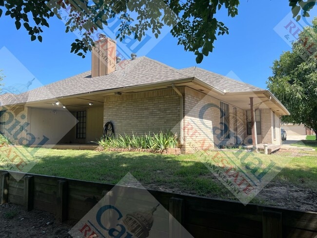 Building Photo - Spacious 4 Bedroom