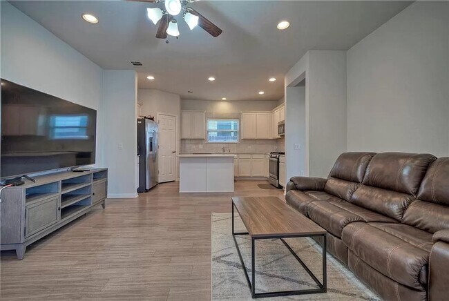 Building Photo - 913 Fortrose Ter