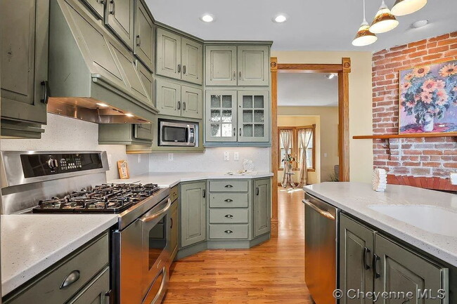 Building Photo - Charming Three Bedroom Home!