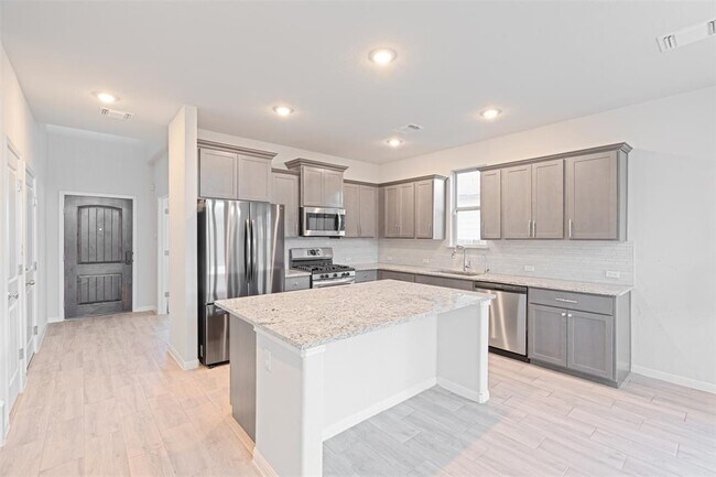 Building Photo - 204 Greenway Dr