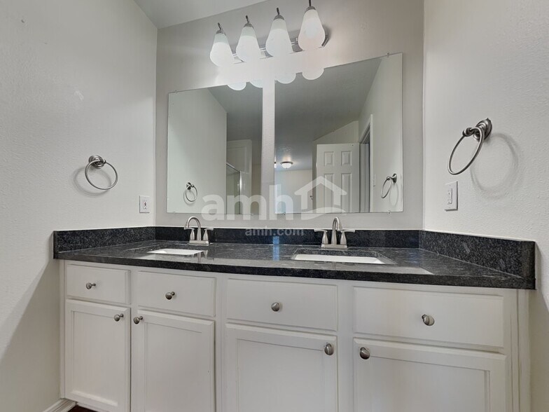 Building Photo - 15923 Mission Glen Dr