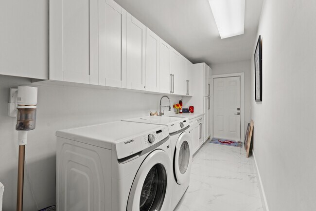 Building Photo - 5136 Beechwood Rd