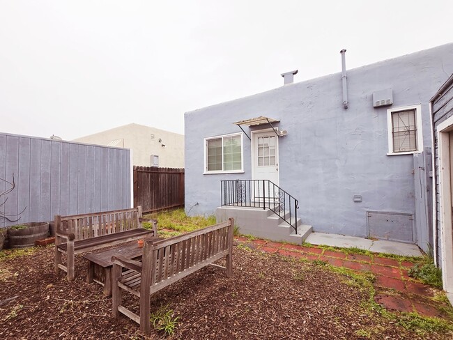 Building Photo - Charming 2-Bedroom Home with Modern Update...