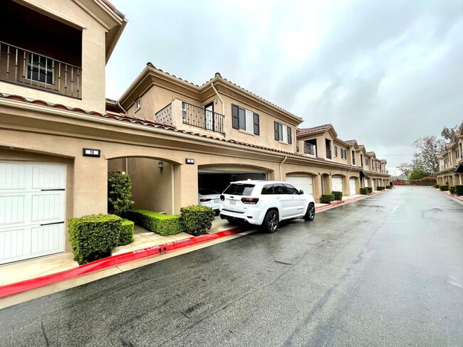 Building Photo - Modern and Chic 2 bed 2.5 bath in Newport Beach!!!