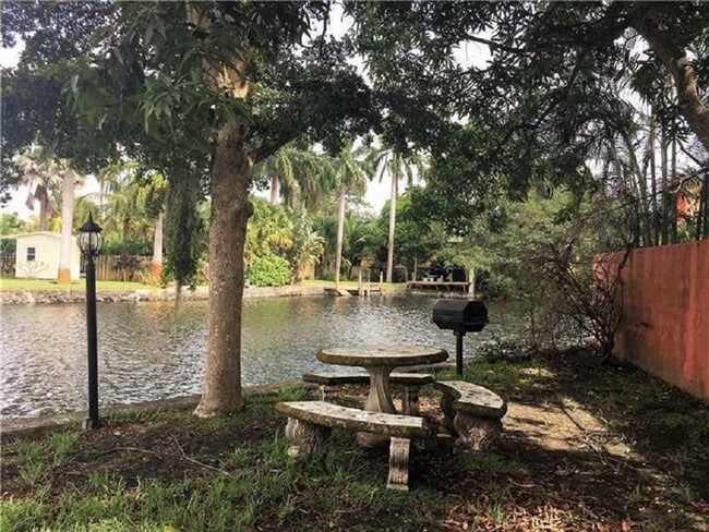 Building Photo - 670 Tennis Club Dr