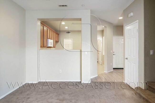Building Photo - Beautiful 3 Bed / 2.5 Bath Townhouse In Vi...