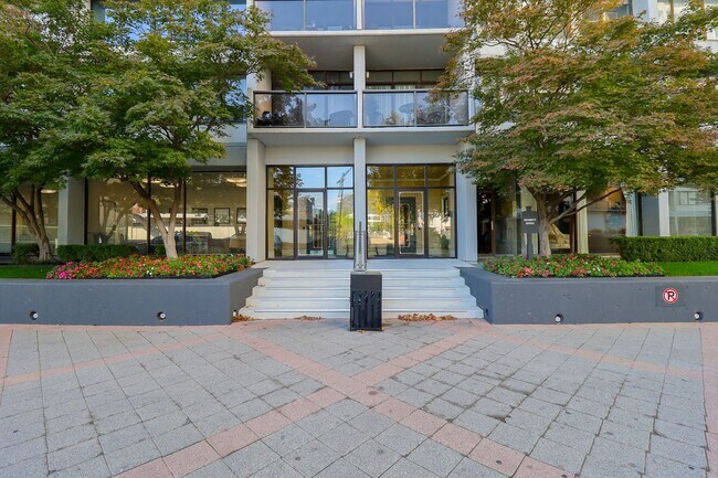 Building Photo - 410 W 7th St