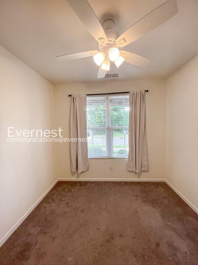 Building Photo - 3 Bed/3 Bath Townhome with Garage / Available Now!