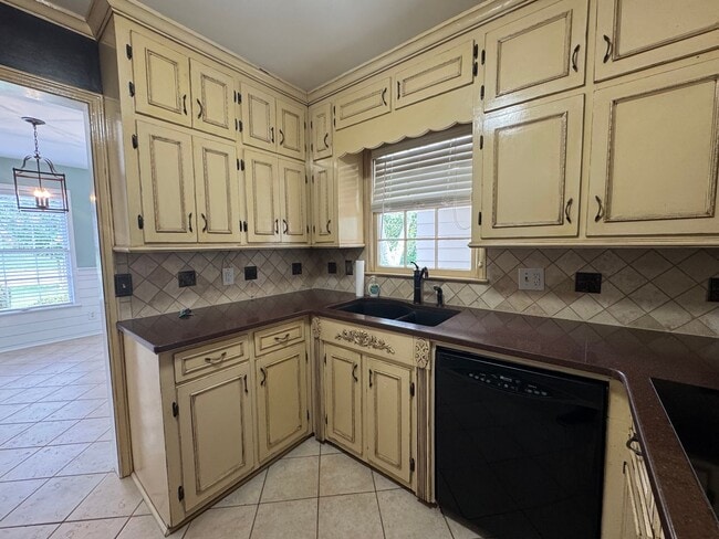Building Photo - Beautiful 4/3 House with Bonus Room in Wes...