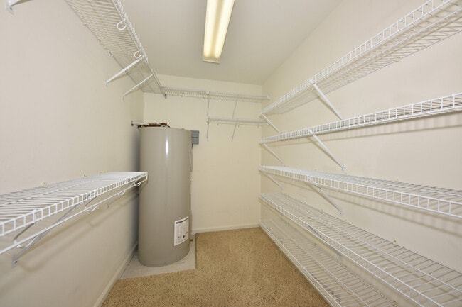 Building Photo - 1515 N Van Buren St