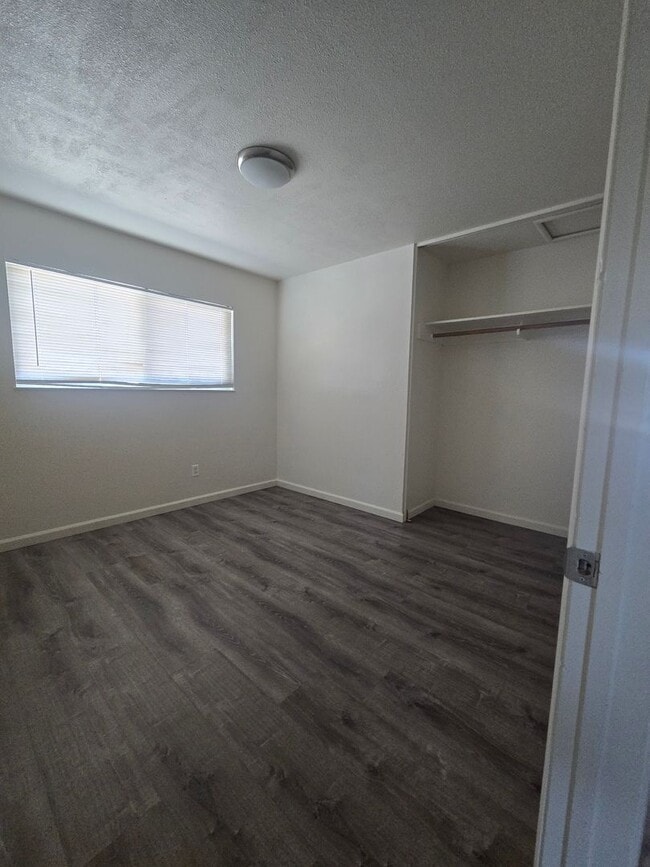 Building Photo - 3 BR 2 BA Available Now
