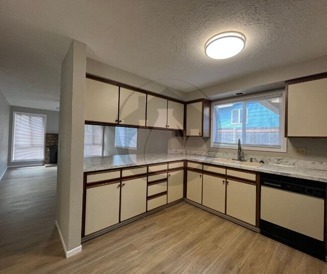 Building Photo - Single Level House-S Salem. Ready to Move in!!!