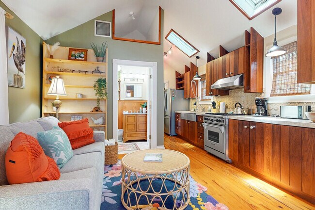 Building Photo - 1011 Howe St