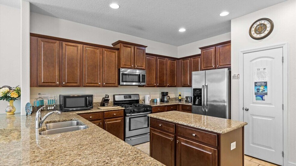 Building Photo - 5266 Wildwood Wy