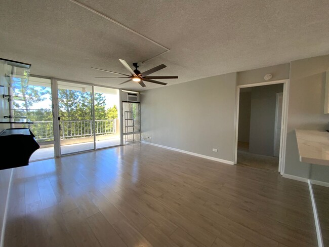 Building Photo - Colonnade on the Green 3 bedroom unit