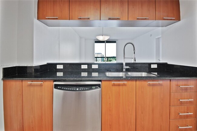 Building Photo - 1800 N Bayshore Dr