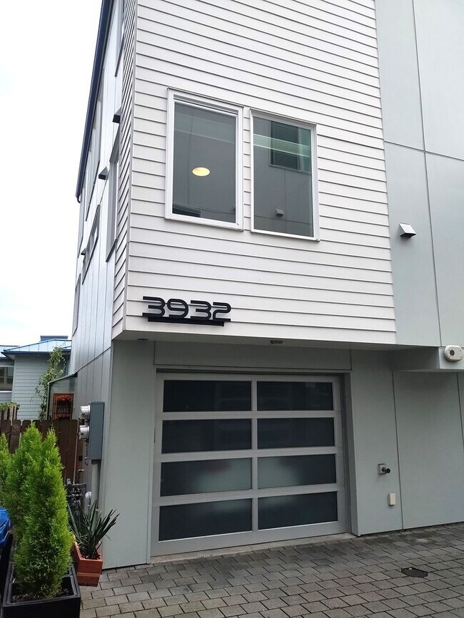 Building Photo - 3bd/2.5ba Seattle Townhome