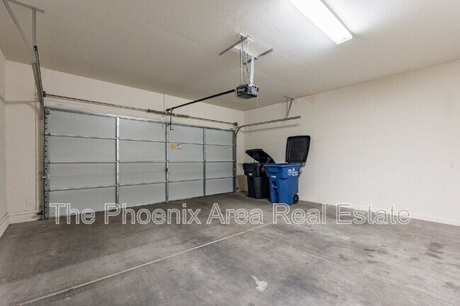 Building Photo - 2189 S Sanders Dr