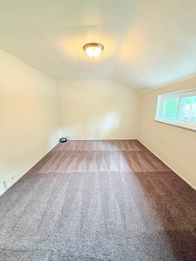 Building Photo - 472-474 Guylyn Dr