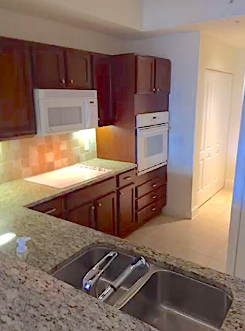 Kitchen - 102 Yacht Harbor Dr