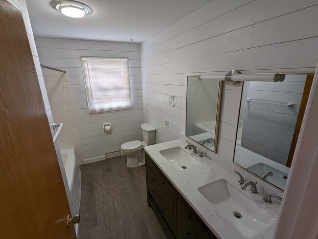 Building Photo - Beautiful Four Bedroom Two Bathroom House ...