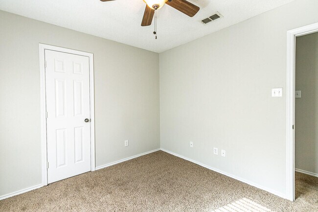 Building Photo - 538 N Kirby Ave