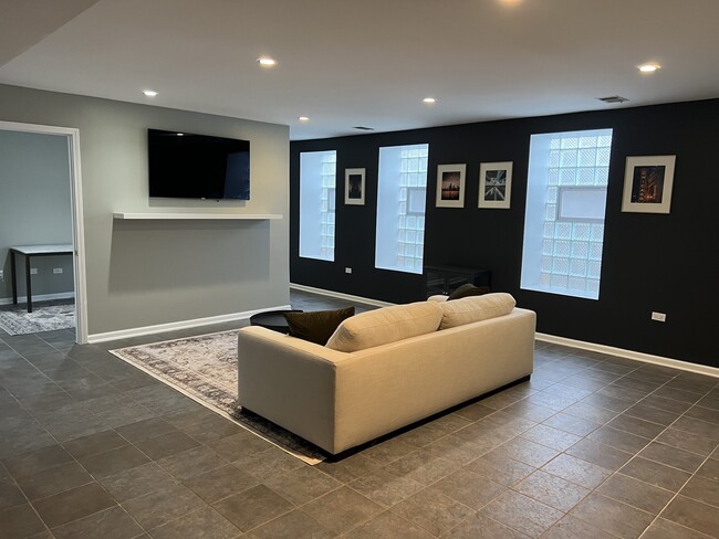 Building Photo - 1400 W Chestnut St