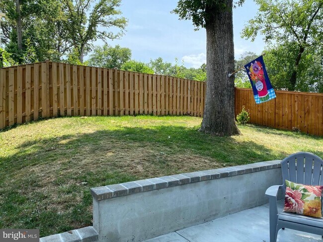 Building Photo - Show stopper