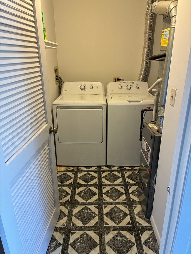 Building Photo - 1213 Cranbrook Dr