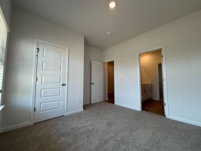 Building Photo - MOVE IN SPECIAL