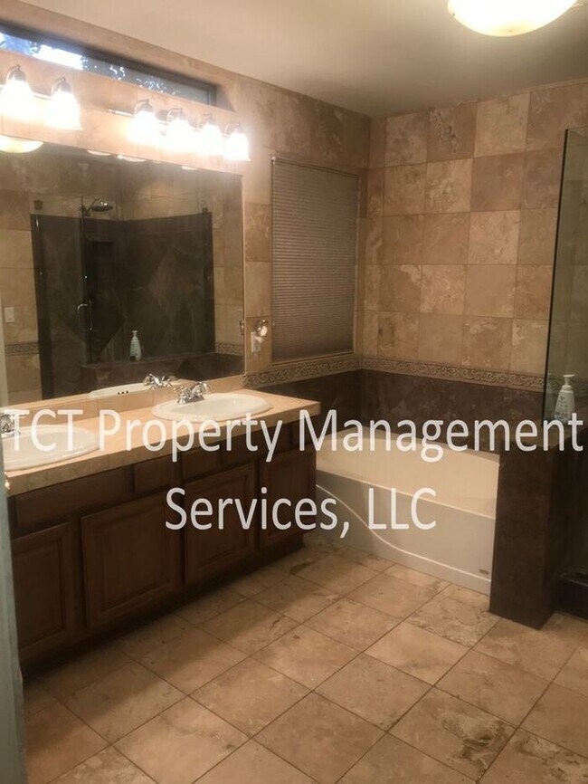 Building Photo - Spacious Home in North East Mesa!