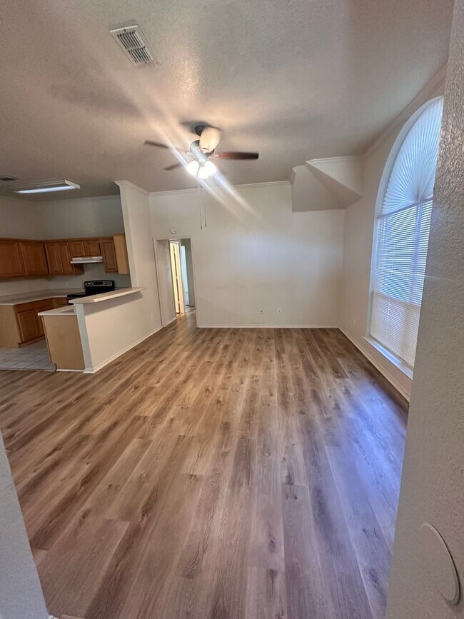 Building Photo - 3/2/2 in a quiet neighborhood located right in the heart of Weatherford.