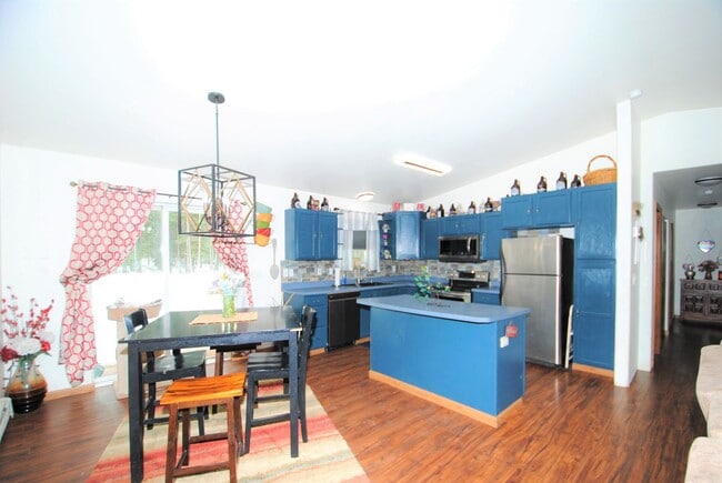 Building Photo - 3 Bed / 2 Bath / 2 Car Garage Ranch Style Home