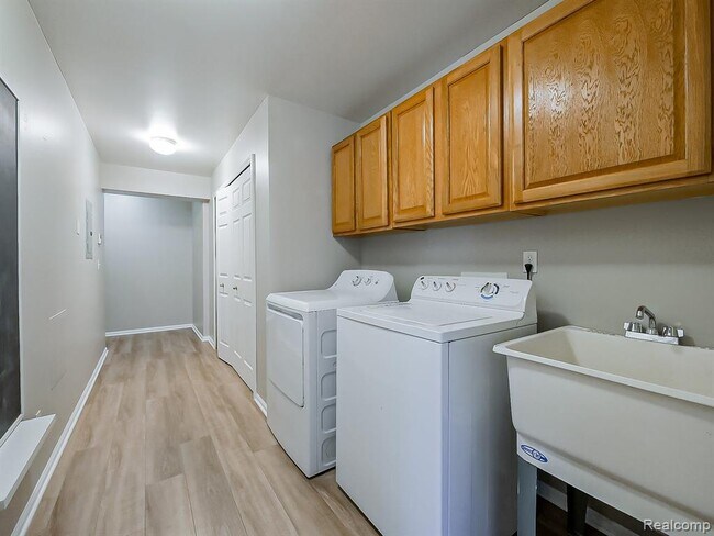 Building Photo - 8208 Chesapeake Cir